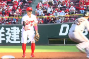 カープ菊池涼介、巨人岡本の走塁ミス『ベース踏み忘れ』を見逃さず変則ゲッツー完成