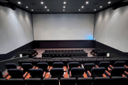 映画館「3面スクリーンにしました！！没入感マシマシ！！」