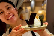 韓国人「日本のとあるおにぎり屋の女将さん、その正体に韓国ネットが騒然！…伝統的な割烹着に隠された“意外すぎる秘密”とギャップに驚きを隠せない」