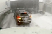 【動画】カナダのハイウェイで100台を超える多重事故。最後尾に突っ込んだトレーラーの車載が怖い(°_°)