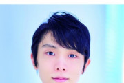 12/7発売、予約受付中の 羽生結弦 さん写真集『YUZURU III』。 表紙に巻かれているカバーをとってみると、こちらを見つめる羽生さんの姿が！！！