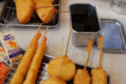 外国人「日本に引っ越したので串カツを最初の食事にしてみた！」