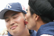 ヤクルト村上、上田のキスに「最高！キスの数だけホームラン打てるので来年は45回お願い！」