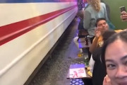 【動画】ベトナムの有名なギリギリ電車マーケットで危ないアクシデント。