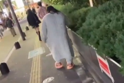 【動画】トー横女さん、通行人の女性に殴りかかったり大声を出したり大暴れ
