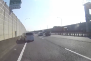 【常磐道】2台の車のドラレコが捉えた追突事故、白いフリードが車列に突っ込む