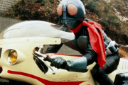 仮面ライダーってよくバイクに乗りながら変身するけど