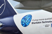 「貼るだけで燃費向上」←クルマ用は胡散臭さ満点だが、飛行機用はどうやら効くらしい　燃費1％向上