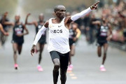 【速すぎ】“世界最速の長距離ランナー”キプチョゲ選手、人類初フルマラソン2時間切りを達成！