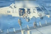 米軍がベネズエラ沖で石油タンカーを拿捕…ヘリから隊員が懸垂下降！