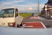 田舎では「止まれ」で止まったらキレらる？滋賀であおり運転おじいが撮影される。