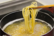 三大料理で要らない工程「パスタに塩」「アク取り」「フランベ」