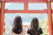 【動画】神社の鳥居で懸垂…“罰当たり”インスタグラマー姉妹が物議