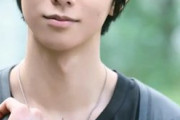 羽生結弦、その純粋無垢な輝きはまるで天から舞い降りた天使。瞳、笑顔、唇、そして眉上のほくろまで、全てが神々しい美しさ。
