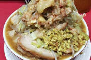 ラーメン二郎、店内だけじゃなく店外の人までイヤホン禁止を通告「待ってる間音楽きくな！」
