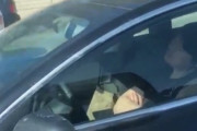 テスラの車に乗った運転手が自動走行に任せたまま爆睡　動画がSNSに拡散し問題に