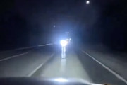 【動画】対向車のハイビームが眩しい時の対処法、海外の場合。