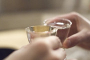 珍しい吟醸酒をたまにチビチビやるのが俺の楽しみ。ある日起きるとゴミ箱の中にその空瓶が…