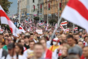 海外「ベラルーシの終わらないデモ。大統領選から約1ヶ月経った現在も10万人が大統領辞任を求めて行進する」