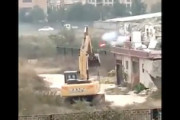 【動画】立ち退きに抗議する中国民がロケット花火で勝利するパターンｗｗｗ