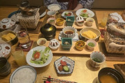外国人「日本の旅館に泊まったら朝食にご馳走が出てきたよ！」