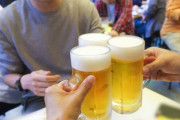日本はビール瓶直飲みNGなんだって？大衆居酒屋に行ってみた 海外の反応