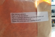 海外「日本から届いた荷物にこんなシールが・・・」日本人の思いやりある対応に感動する外国人