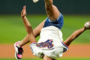 【MLB始球式】16歳の美少女金メダリスト、ヘズリー・リベラが超アクロバティックな技でストライクを決めた