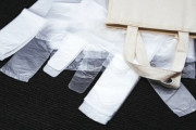 「有料レジ袋」どう思いますか？　「無料に戻すべきだ」91.2％・・・識者「効果見えず、妥当な結果」