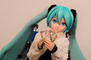 【画像】初音ミクと結婚した男性(38)、結婚4周年を祝い等身大ミクさんドールとともに美術館へｗｗｗｗｗｗ