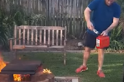 【動画】庭でBBQをしようとした男性→燃えている炎に直接燃料を注いで家を燃やしかける事態に