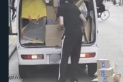 【動画】アマゾン女性配達員、荷物を投げまくって炎上wwwwwwwwwwww