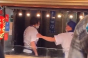 【動画】たこ焼き屋の店員、ストレスのあまり一線を越えてしまう…