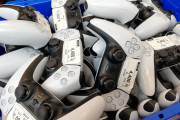 【悲報】何故かPS5のコントローラー“だけ”がとんでもない量投げ売りされる　あっ、これ・・・