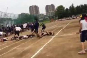 【動画】陰キャさん、クラスリレーの号砲で走らず射殺されたフリをして女子にブチギレられる