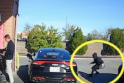 【動画】アメリカの自動車泥棒が大胆すぎて驚く。所有者が直ぐ側にいても盗まれる。