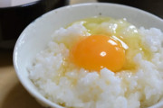 【悲報】卵かけご飯、卵を直接ご飯の上に割り入れる派が72%もいる