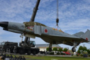 小松基地の正門付近にF-4戦闘機(404号)を設置完、1976年か1997年まで運用していた機体！