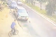 これはチャリカス。ノールック猛スピードで車道に飛び出した自転車がはねられる(°_°)