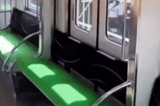韓国人「韓国人が日本の電車で驚愕した“連動型座席”がこちらです‥」→「アイデアの方向性が想像以上だった」