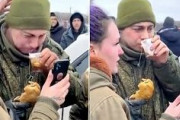 【画像】ウクライナ住民からパンと紅茶…涙を流す投降ロシア兵士…