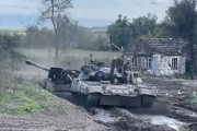 鹵獲したT-80U戦車でMsta-B榴弾砲を牽引するウクライナ軍…ガスタービンのパワー凄すぎ！