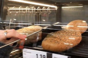 【動画】ドイツのスーパーマーケットのパン売り場がとても楽しそう。