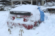 【事故】雪の坂道で上れなくなった自動車を後ろから押してあげた歩行者の73歳男性、滑り落ちてきた車の下敷きになって死亡