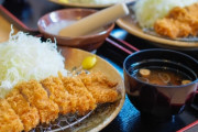 とんかつ定食食べるときに最初に味噌汁飲むやつはバカやと思ってる