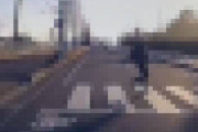 【動画】こういう信号のない横断歩道で事故寸前になるやつｗｗｗｗｗｗｗｗ