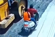 【悲劇】タイミングも場所も「最悪」の極み。インドで発生したバイク事故の映像。