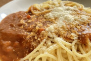 【悲報】ワイニートの晩飯、粉チーズかけまくりのミートスパゲティのみ?