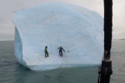海に浮かぶ巨大氷山に登る探検家、最悪の事態に襲われ悲鳴に包まれる...