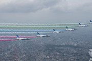 空自「ブルーインパルス」が赤・青・緑の3色のライン…東京都心の上空を周回飛行！